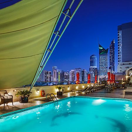 โรงแรมคอร์นิช อาบูดาบี ภายนอก รูปภาพ The rooftop pool at the hotel