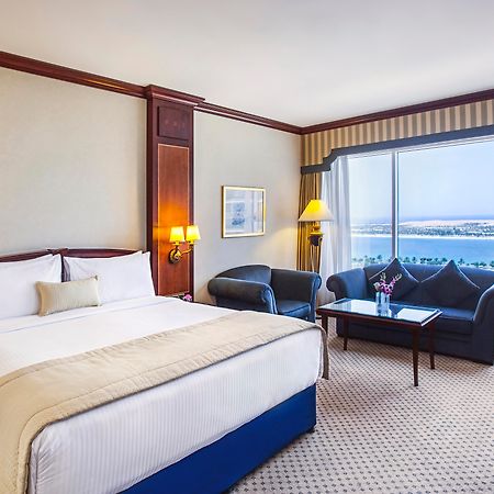โรงแรมคอร์นิช อาบูดาบี ภายนอก รูปภาพ A room at the Hilton Alexandria Plaza