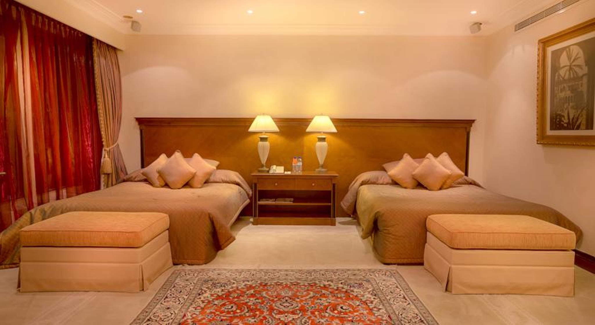 โรงแรมคอร์นิช อาบูดาบี ภายนอก รูปภาพ A bedroom at the hotel
