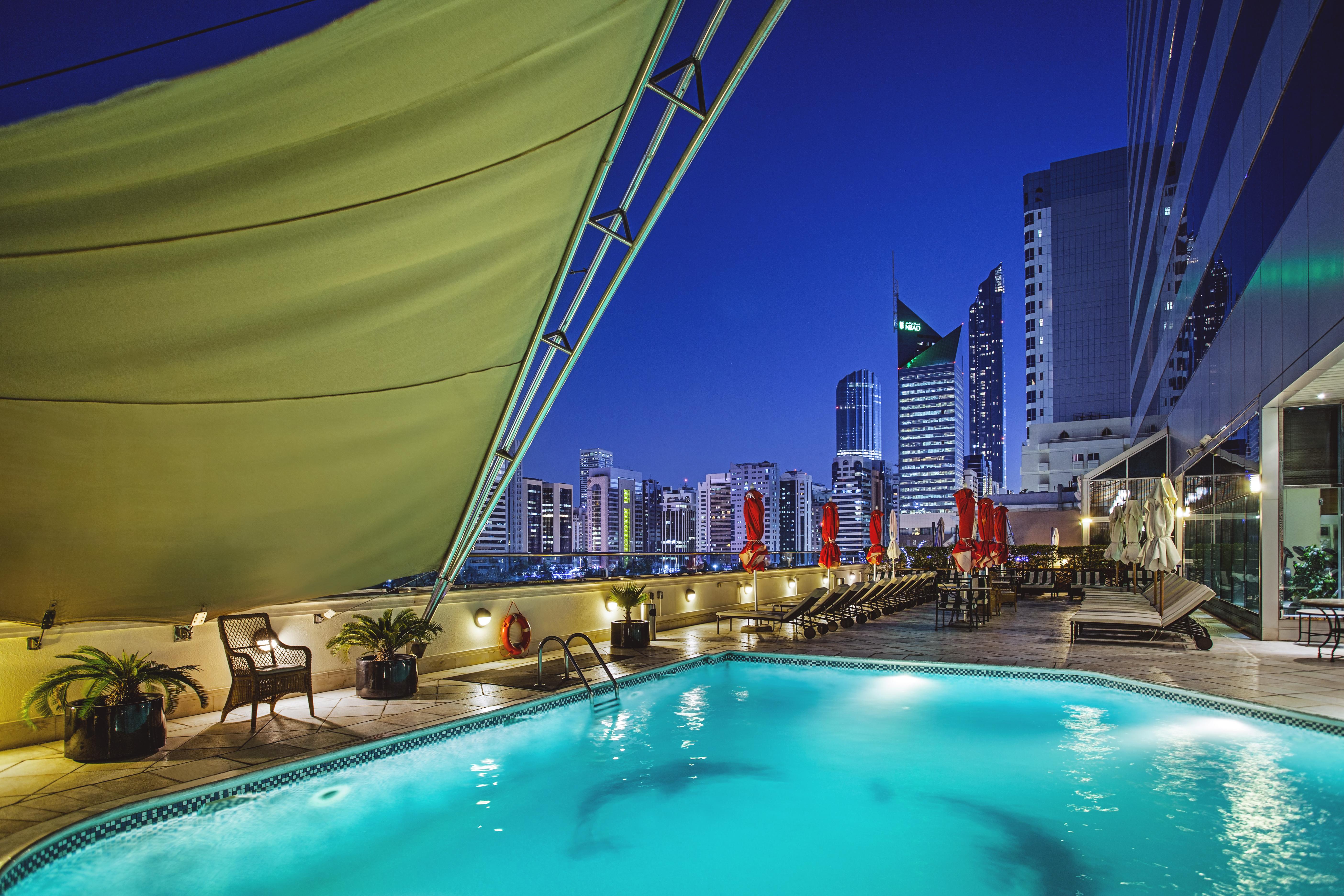 โรงแรมคอร์นิช อาบูดาบี ภายนอก รูปภาพ The rooftop pool at the hotel