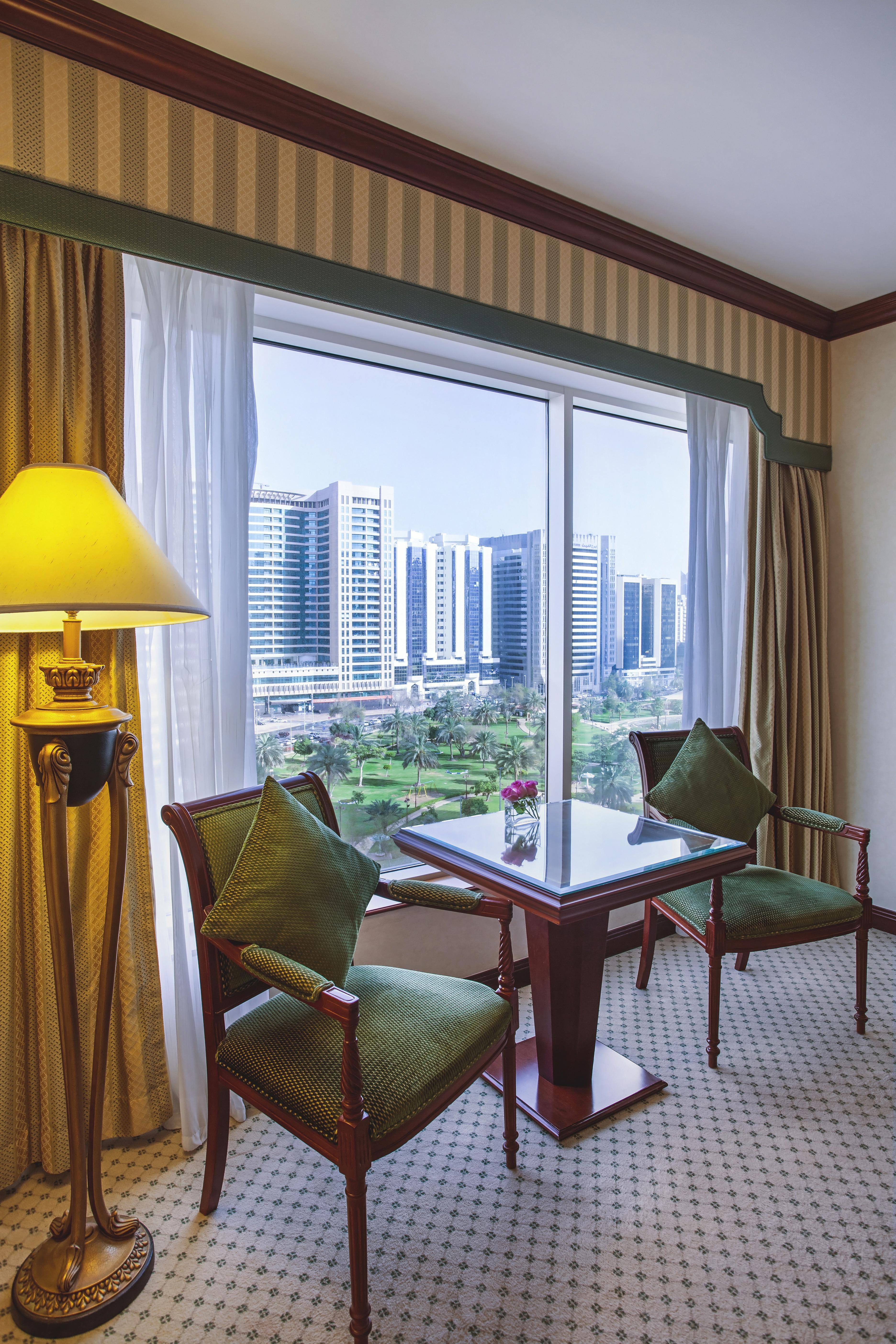 โรงแรมคอร์นิช อาบูดาบี ภายนอก รูปภาพ A room at the Jumeirah Carlton Resort