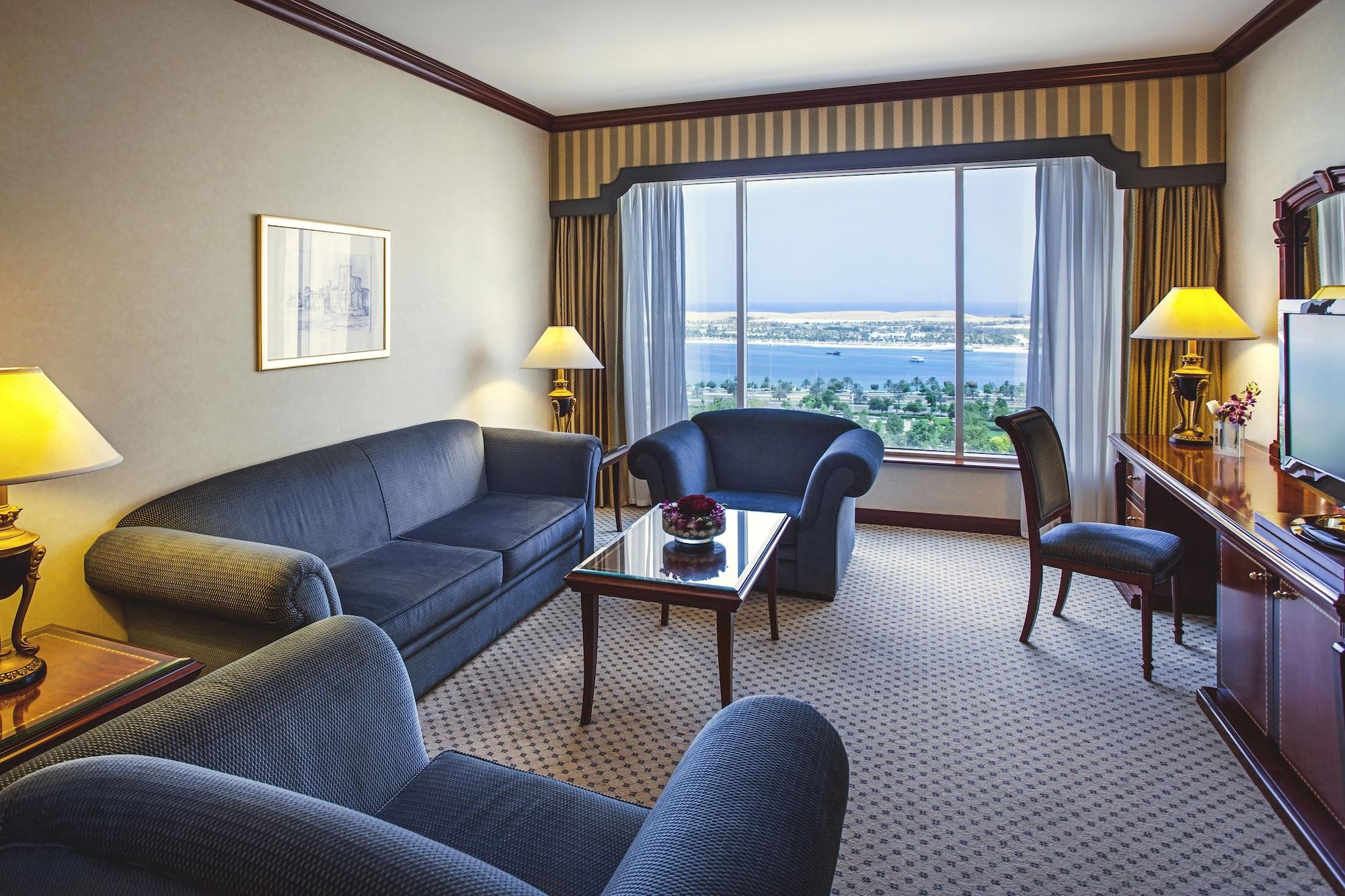 โรงแรมคอร์นิช อาบูดาบี ภายนอก รูปภาพ A suite at the Hilton Alexandria