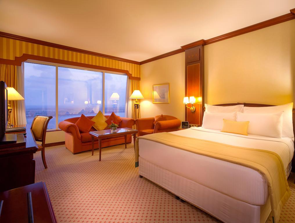 โรงแรมคอร์นิช อาบูดาบี ภายนอก รูปภาพ A room at the Jumeirah Emirates Towers Hotel