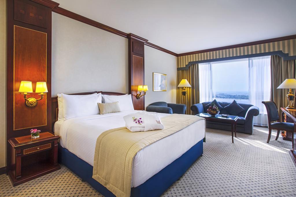 โรงแรมคอร์นิช อาบูดาบี ภายนอก รูปภาพ A room at the hotel