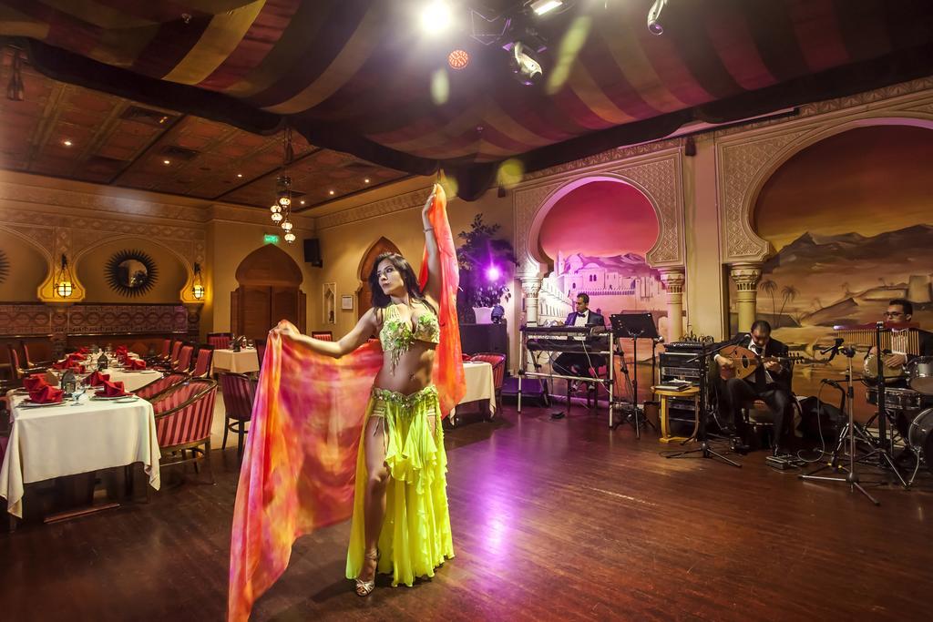 โรงแรมคอร์นิช อาบูดาบี ภายนอก รูปภาพ A belly dancer in a restaurant in Cairo