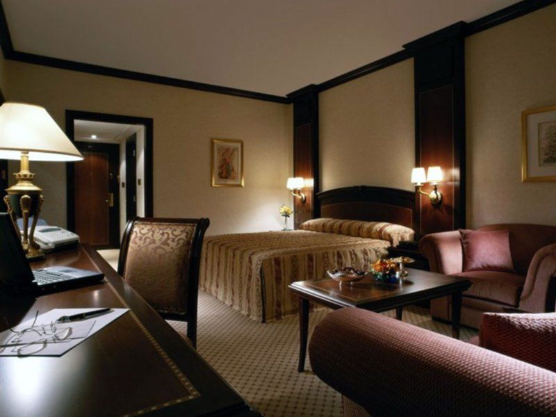 โรงแรมคอร์นิช อาบูดาบี ภายนอก รูปภาพ A room at the hotel