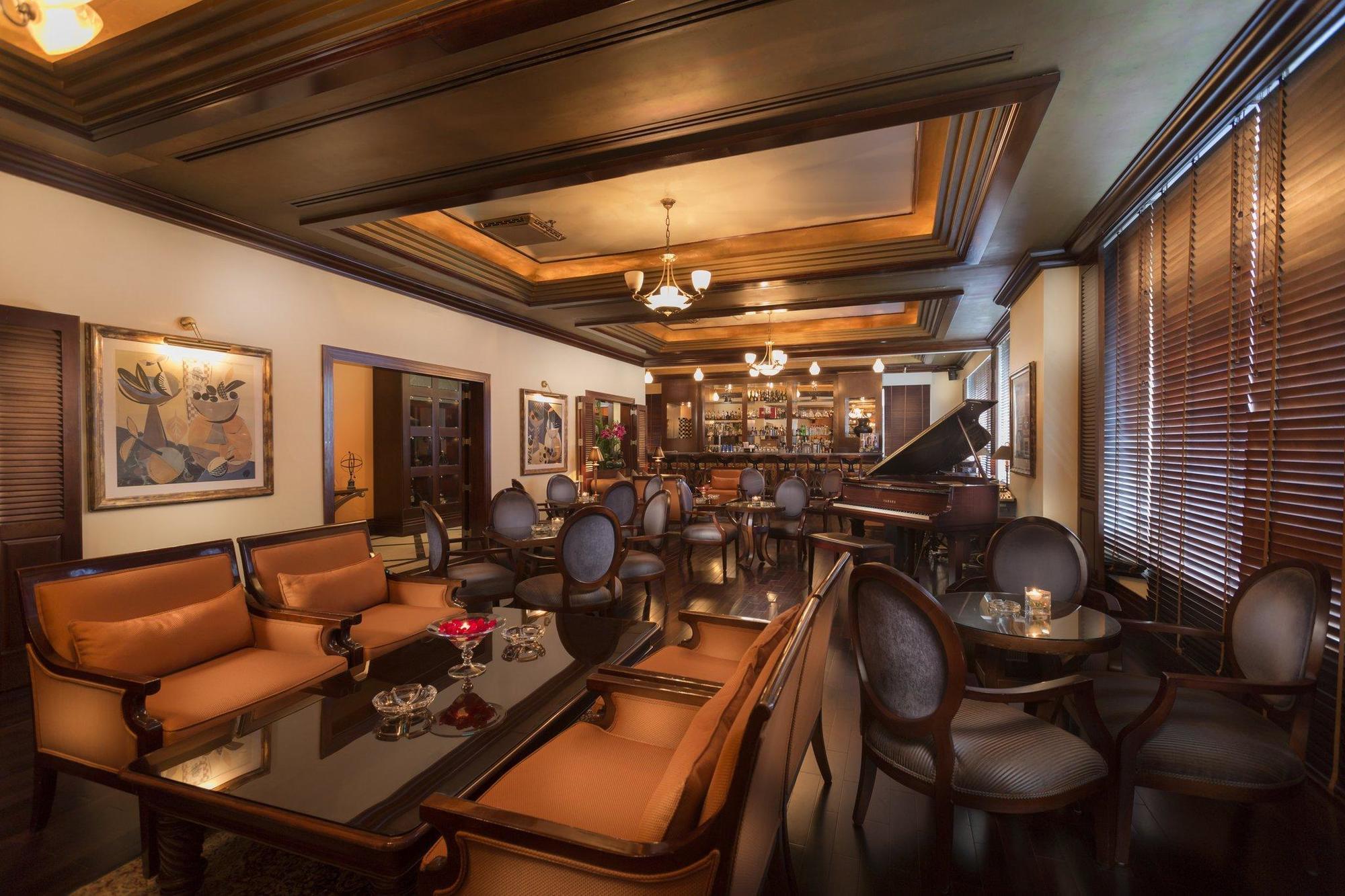 โรงแรมคอร์นิช อาบูดาบี ภายนอก รูปภาพ The interior of the bar