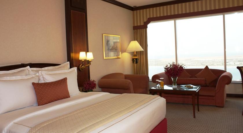 โรงแรมคอร์นิช อาบูดาบี ห้อง รูปภาพ A room at the hotel