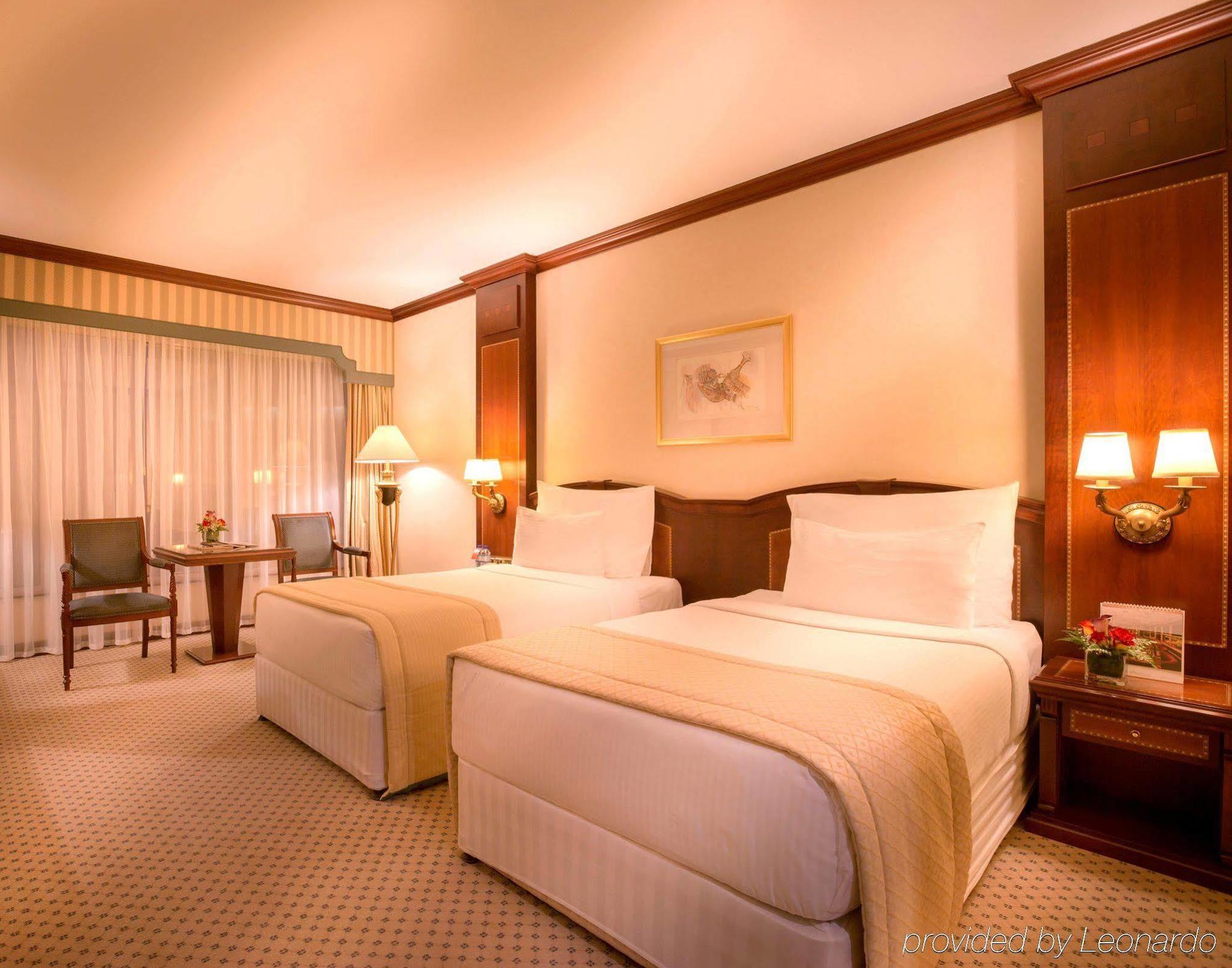 โรงแรมคอร์นิช อาบูดาบี ภายนอก รูปภาพ A room at the hotel