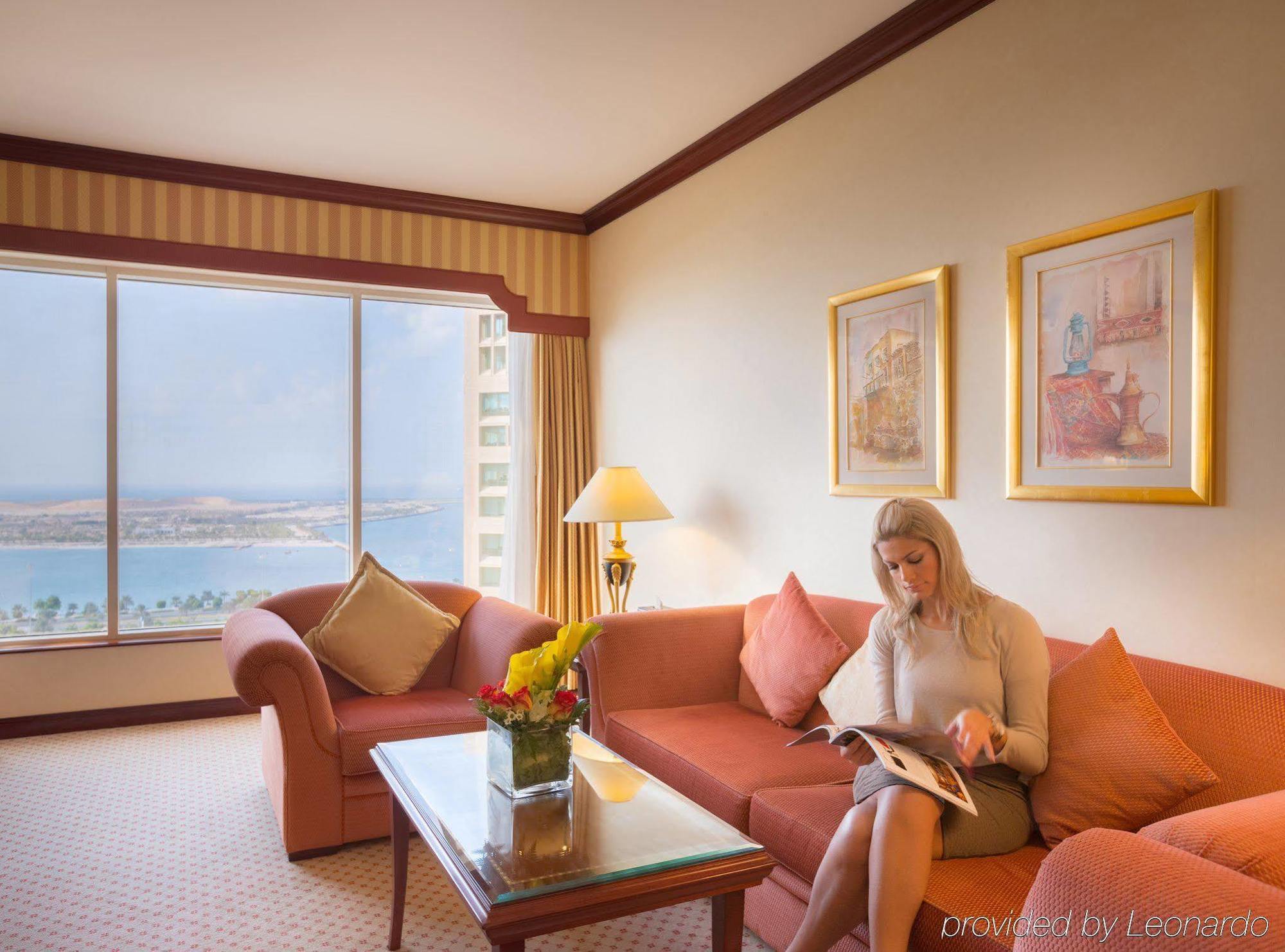 โรงแรมคอร์นิช อาบูดาบี ภายนอก รูปภาพ A guest suite at the Jumeirah Beach Hotel