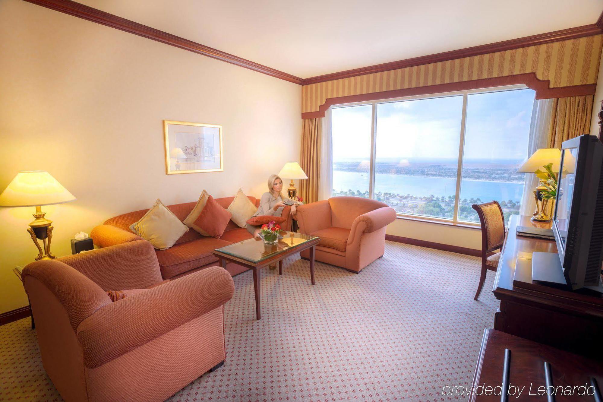 โรงแรมคอร์นิช อาบูดาบี ภายนอก รูปภาพ A suite at the hotel