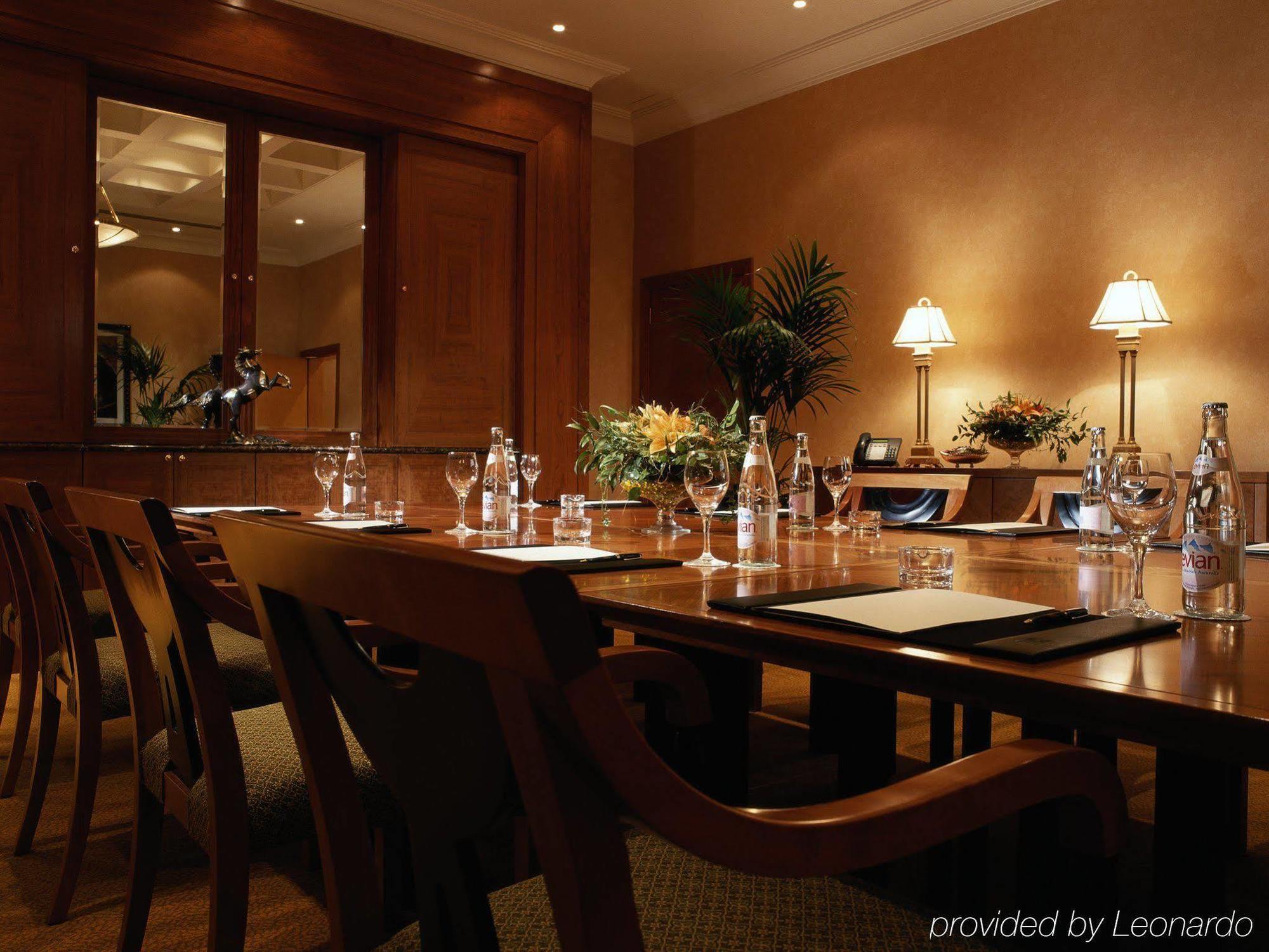 โรงแรมคอร์นิช อาบูดาบี สิ่งอำนวยความสะดวก รูปภาพ A boardroom at the hotel