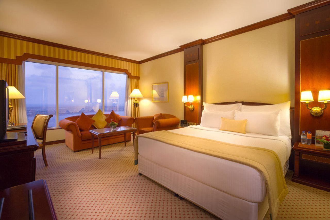 โรงแรมคอร์นิช อาบูดาบี ภายนอก รูปภาพ A room at the Jumeirah Emirates Towers Hotel