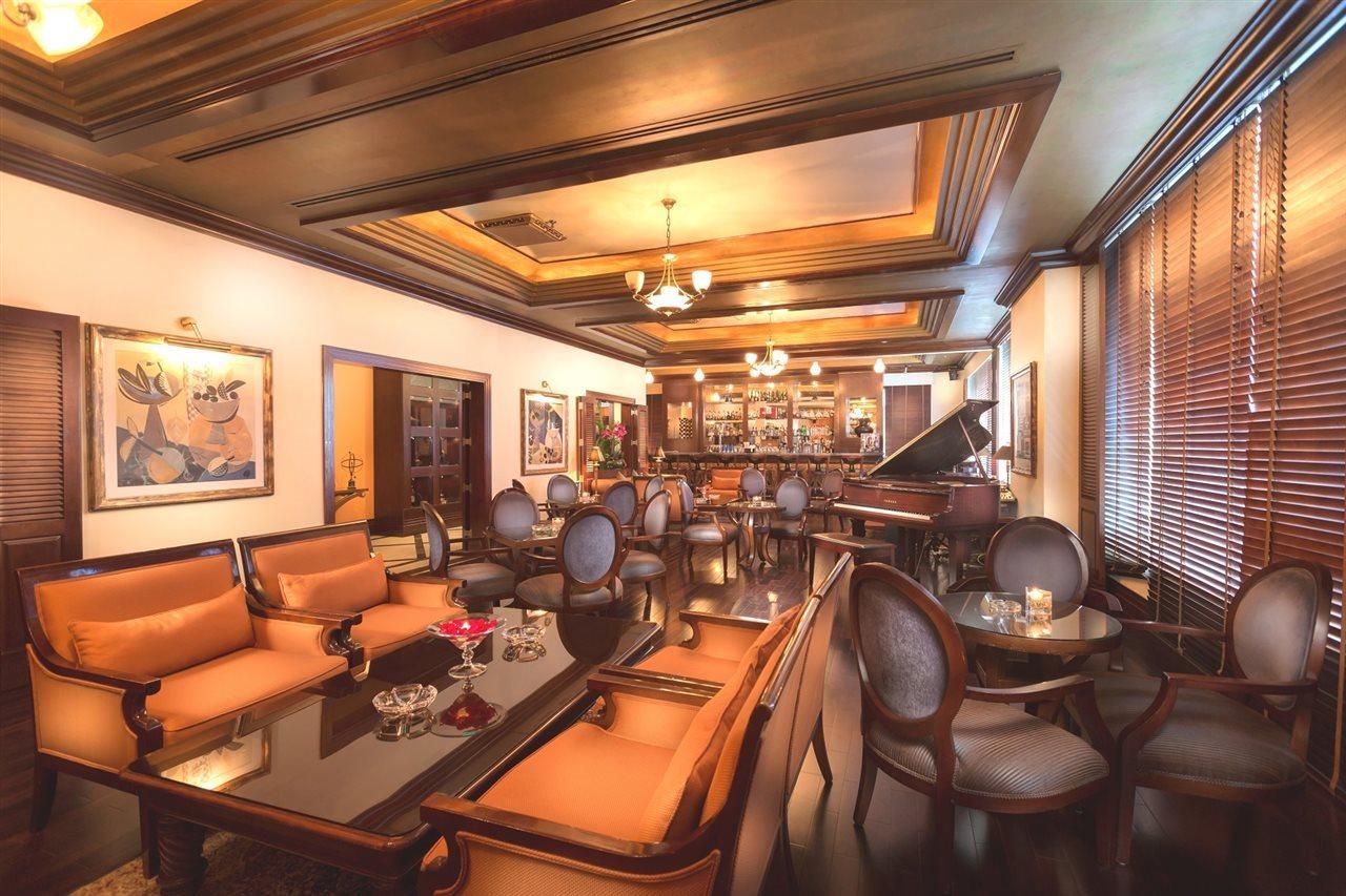 โรงแรมคอร์นิช อาบูดาบี ภายนอก รูปภาพ The interior of the lounge
